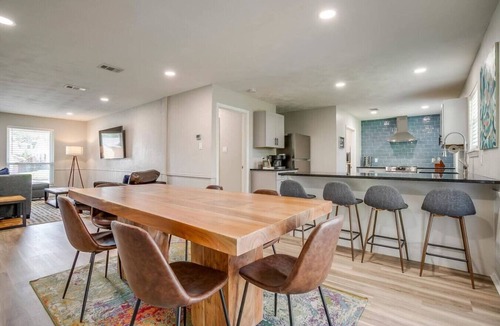 Arlington House | Inviting & Spacious 4BR | Walk to AT&T & World Cup