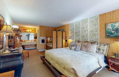 Eureka Springs Historic District Apartment | Jacuzzi Suite 205 at Tradewinds