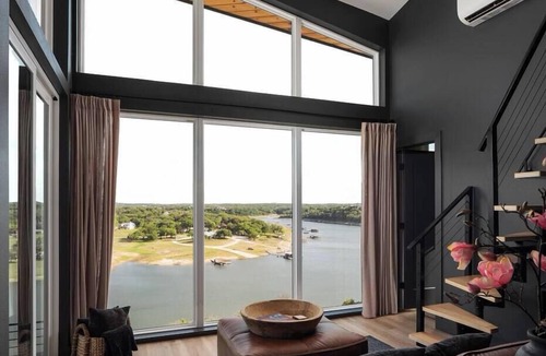 Spicewood House | Jasper Luxury Cliffside Cabin on Lake Travis