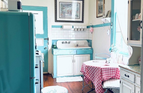 Metairie Apartment | JAZZ FEST! PARIS APT 3BR/1 BA Balcony ON STREETCAR STYLISH French Quarter!
