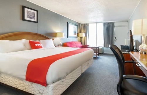 Jennings Hotel | Jennings Gem: King Bed, Quiet AC, Free Coffee/Tea in Lobby, Walk to Local Spots!