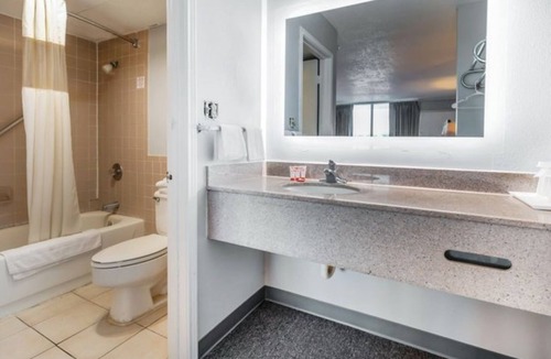 Jennings Hotel | Jennings Gem: King Bed, Quiet AC, Free Coffee/Tea in Lobby, Walk to Local Spots!