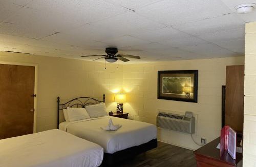 Mount Ida Hotel | JI11 - Queen Guest Room located at the Joplin Inn