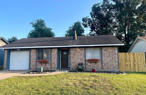 Shreveport House | Joyful 3 bedroom with fireplace. Centralized location
