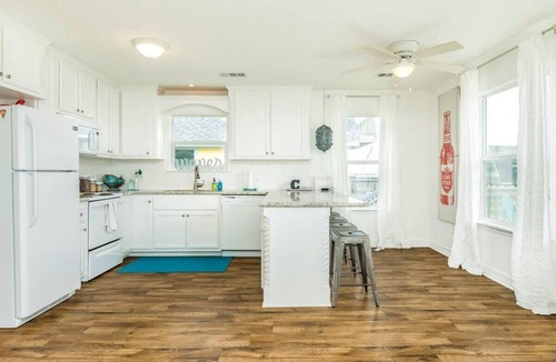 Surfside Beach House | Just Take It Easy - Modern Decor, Chill Vibe!