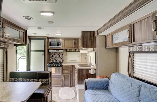 East Point RV Rental | Kamp Bisteneau camperon lake with Boat launch