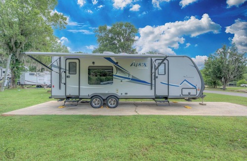 East Point RV Rental | Kamp Bisteneau camperon lake with Boat launch