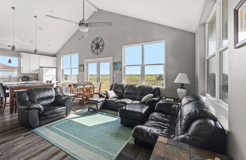 Indian Beach House | Kid friendly w/slide&swings, 11 mi to Moody Gardens for cheer or holiday events