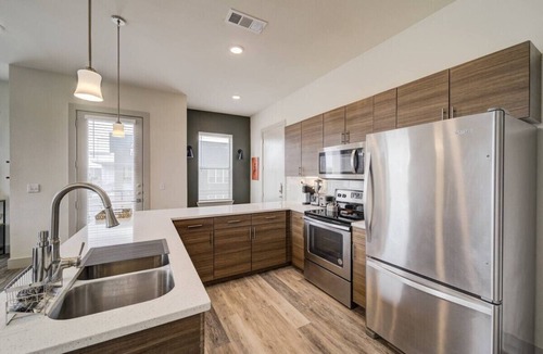 Fort Worth Apartment | King Bed, Corp Stays, West 7th Cowboy's Retreat
