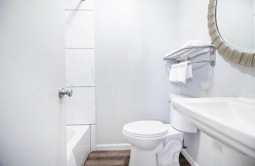 McAlester Apartment | King Bed | McAlester OK