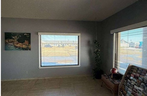 Whitesboro Apartment | King Bed Non-Smoking