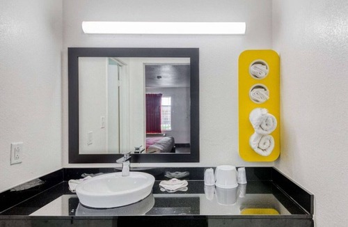 Broadmoor Apartment | King Bed | nonsmoking
