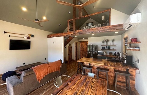 San Augustine Cabin | KING BED! Private trails! Cabin 12 acres! Firepit!