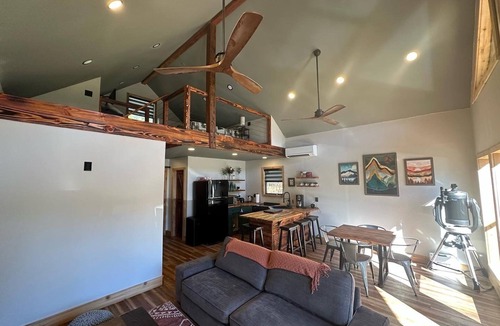 San Augustine Cabin | KING BED! Private trails! Cabin 12 acres! Firepit!