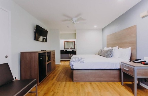 Clear Lake Shores Hotel | King Bed Room, Scottish Inn & Suites, Free Parking, Kemah Boardwalk Access