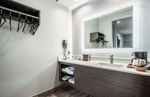 Katy Hotel | King Bed, Scottish Inn Katy, Kitchenette, Close to Mary Jo Peckham Park