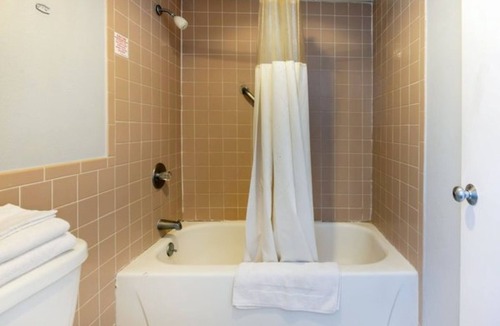 Jennings Hotel | King Bed Comfort & Convenience: Pet-Friendly Option & Free Self-Park!