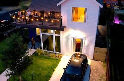 East Cesar Chavez House | King Kasa 6BR Retreat - 6 walk min to Rainey St
