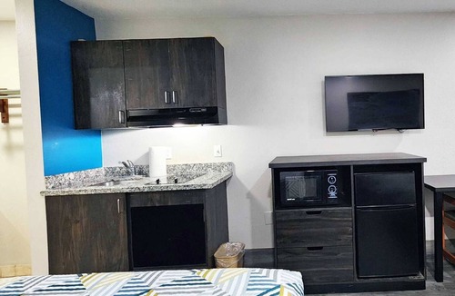 Wharton Hotel | King Kitchenette Non-Smoking Room at Scottish Inns and Suites