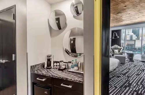 Cedars Hotel | King | Lorenzo by Hilton | Skyline Pool, City Center 6 Min, Deep Ellum 7 Min