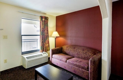 Port Allen Hotel | King Room Sanctuary | Quiet, Comfortable Stay Near LSU and Great Dining Options