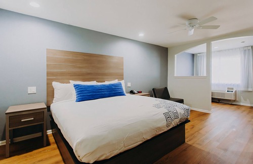 Clear Lake Shores Hotel | King Room | Steps to Kemah Boardwalk | Free Parking | 2 Mi to Clear Lake Beach