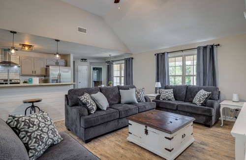 Fairbanks House | KING SIZE BED! Private Country Home - 3 Bed 2.5 Bath