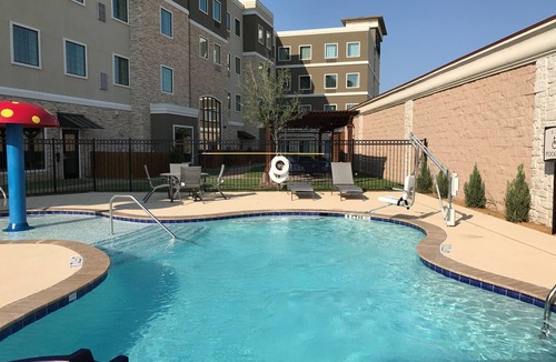 The Colony Apartment | King Studio w/Free Breakfast Buffet & Pool Access Included!