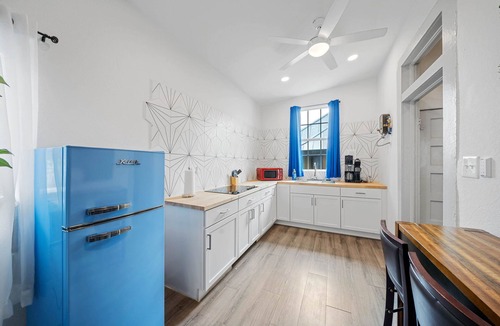 Alta Vista Apartment | King Suite 30+ Day Stay l Near Downtown & Airport