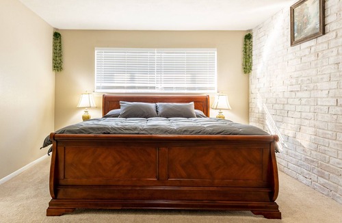 Nassau Bay House | King Suite, Hot Tub, NASA, Kemah, Beach, Yard, Fun
