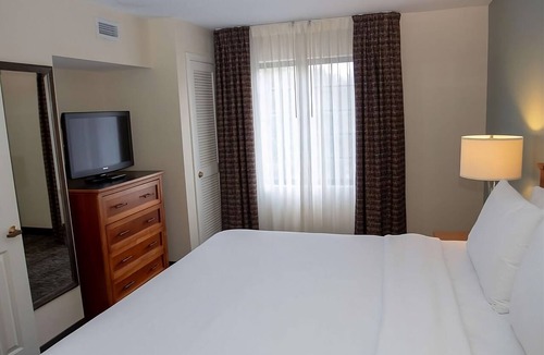 Vance Jackson Hotel | King Suite | Pool | Free Breakfast | Near Medical Center District | 3 Rooms