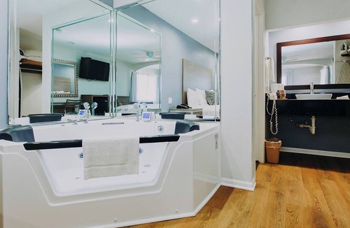 Clear Lake Shores Hotel | King w/Whirlpool Tub | Free Parking | 0.1 Mi to Kemah Lighthouse District