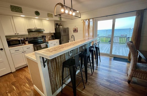 Palm Harbor House | Kitty by the Sea! Waterfront + Great Fishing! Charming 2br/2ba pet friendly home