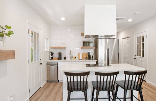 Greater East End House | La Casita Blanca - Cozy Modern & Close to Downtown