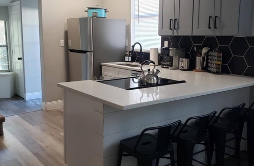 Denton House | La Casita -Modern cozy comfort near Downtown, UNT&TWU/Pet friendly - FENCE FIXED