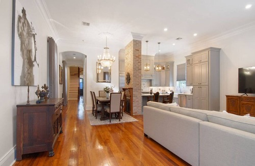 Uptown Historic District House | La Maison De La Celebration