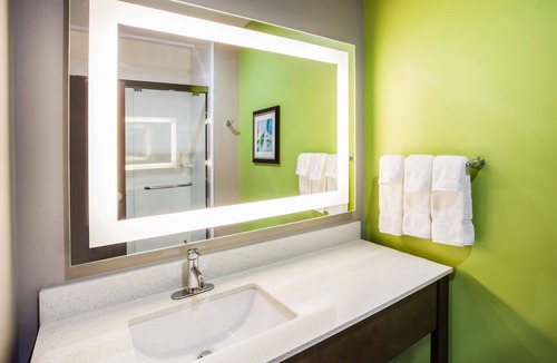 Port Allen Hotel | La Quinta Inn & Suites by Wyndham Baton Rouge - Port Allen
