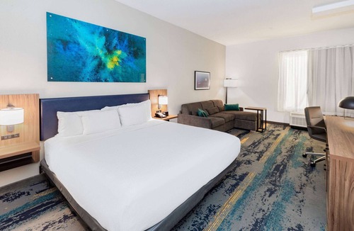 Texas City Hotel | La Quinta Inn & Suites by Wyndham Texas City I 45