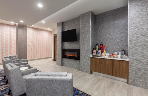 Lafayette Hotel | La Quinta Inn & Suites by Wyndham Lafayette Oil Center