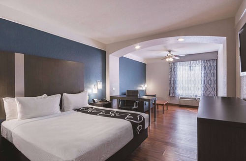 Kingwood Hotel | La Quinta Inn & Suites by Wyndham Kingwood Houston IAH Airpt