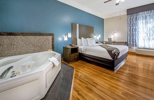 Kingwood Hotel | La Quinta Inn & Suites by Wyndham Kingwood Houston IAH Airpt