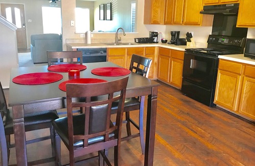 Southside House | Lackland/BMT/HEATED POOL/SEAWORLD/RIVERWALK/Six flags/
