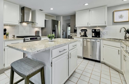 Milwood House | `Lady Luxe` Amazing Yard! Pet Friendly!