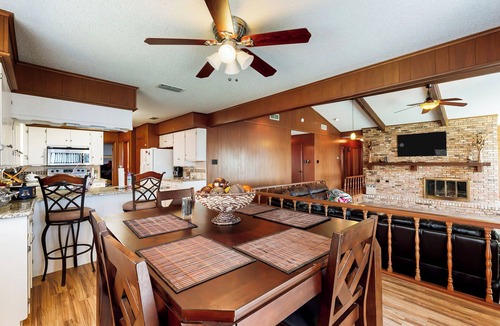 Kemp House | Laid-Back Lake House' w/Wraparound Deck