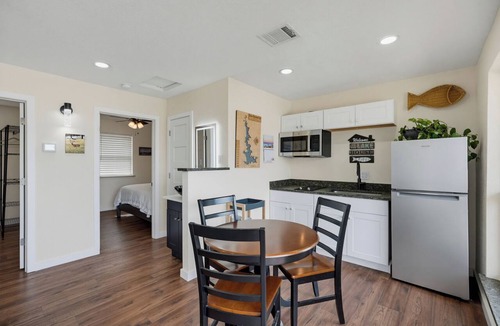 Azle Apartment | Lake 2-bdrm loft on EM Lake Azle with AC and access to lake, pool & jacuzzi