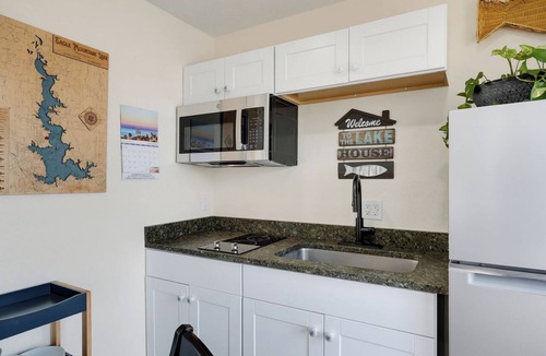 Azle Apartment | Lake 2-bdrm loft on EM Lake Azle with AC and access to lake, pool & jacuzzi