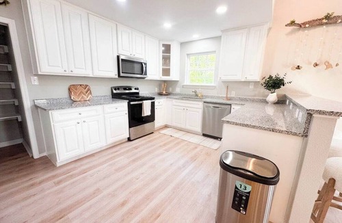 D'Iberville House | Lake & Beach Getaway Stylish 3BR in D'Iberville