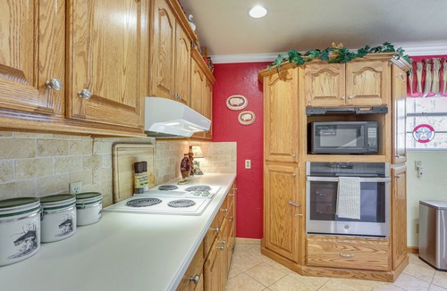 Broaddus House | Lake Days on Sam Rayburn! Wooded Retreat w/Yard
