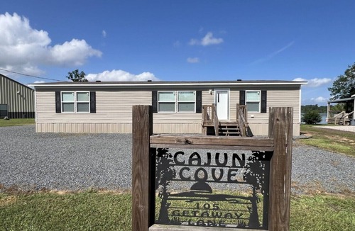 Negreet Apartment | Lake front home with spectacular sunsets! 6 miles from Toledo Tackle!