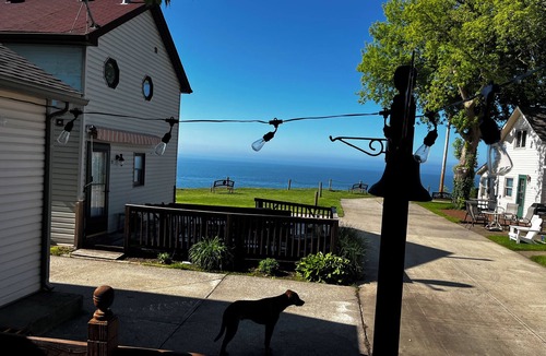 Ashtabula Cottage | Lake front updated cabin-close to everything!